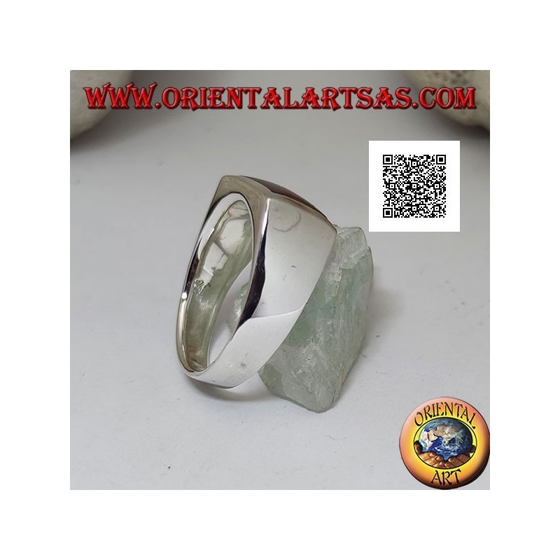 Anello in argento con corniola rettangolare orizzontale a filo bordo su montatura liscia