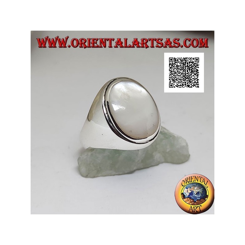 Silberring mit ovalem Cabochon-Perlmutt mit erhabener Kante auf einer glatten Fassung