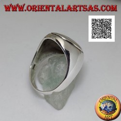 Anillo de plata con cabujón ovalado de nácar con borde en relieve en un engaste liso