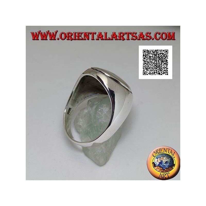 Anello in argento con madreperla ovale cabochon con bordo rialzato su montatura liscia