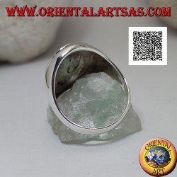 Bague en argent avec cabochon ovale en nacre avec bord relevé sur une monture lisse