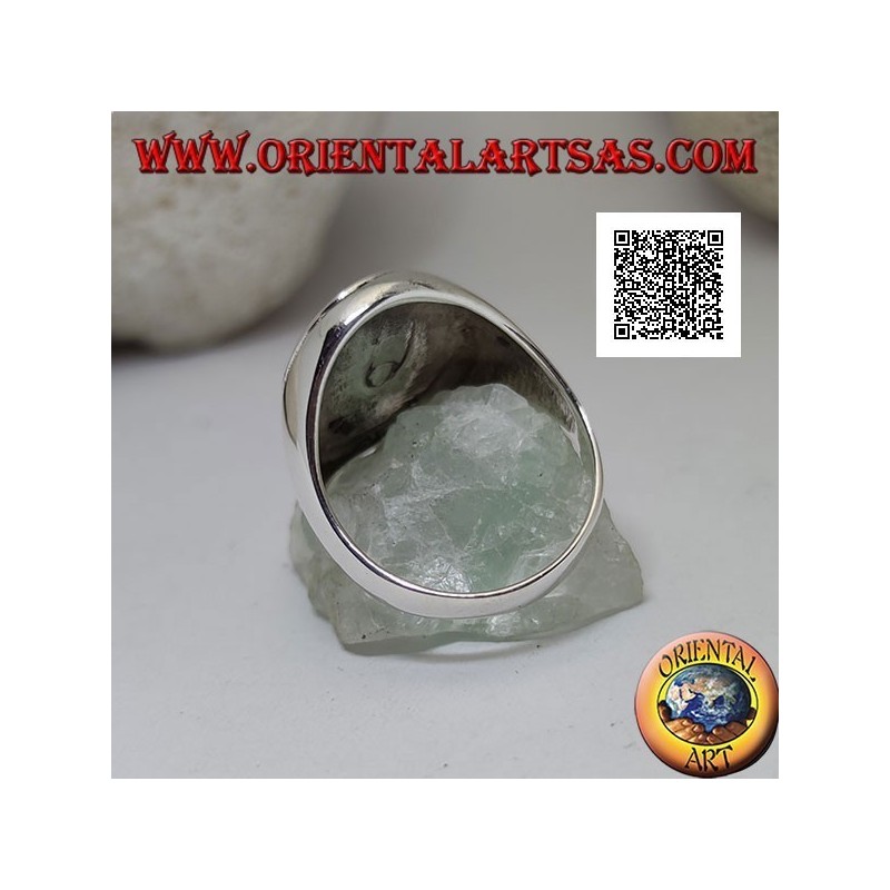 Bague en argent avec cabochon ovale en nacre avec bord relevé sur une monture lisse