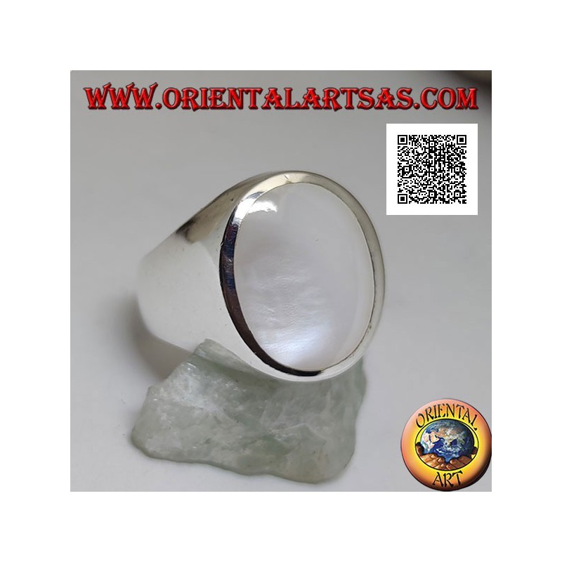 Anello in argento con madreperla ovale grande a filo bordo su montatura liscia
