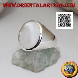 Bague en argent avec grande nacre ovale au ras du bord sur une monture lisse