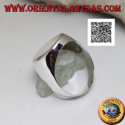 Bague en argent avec grande nacre ovale au ras du bord sur une monture lisse