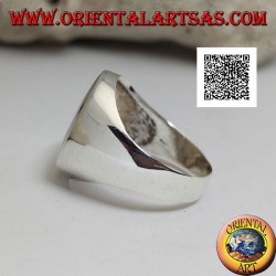 Bague en argent avec grande nacre ovale au ras du bord sur une monture lisse