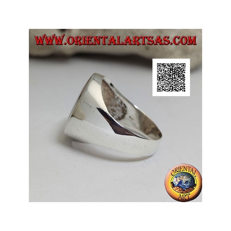 Anillo de plata con gran nácar ovalado al ras con el borde en un engaste suave