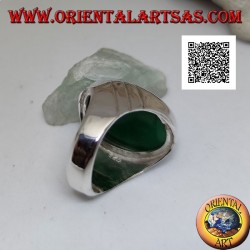 Anillo de plata con gran cabujón de ágata verde ovalada y tres líneas oblicuas grabadas en los laterales