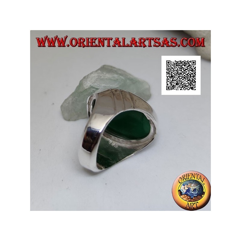 Anello in argento con agata verde ovale grande cabochon e tre linee oblique incise sui lati