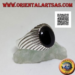 Silberring mit ovalem Cabochon-Onyx und konzentrischen hypnotischen Spiralgravurlinien