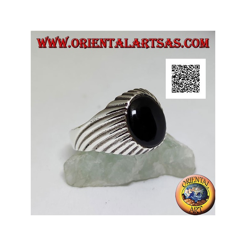 Bague en argent avec cabochon ovale onyx et lignes gravées en spirale hypnotique concentrique