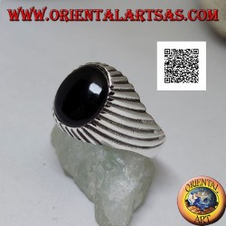 Silberring mit ovalem Cabochon-Onyx und konzentrischen hypnotischen Spiralgravurlinien