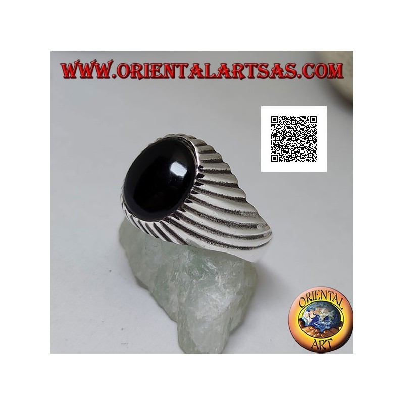 Anello in argento con onice ovale cabochon e linee incise a spirale ipnotica concentrica