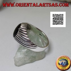 Anillo de plata con ónix cabujón ovalado y líneas grabadas en espiral hipnóticas concéntricas