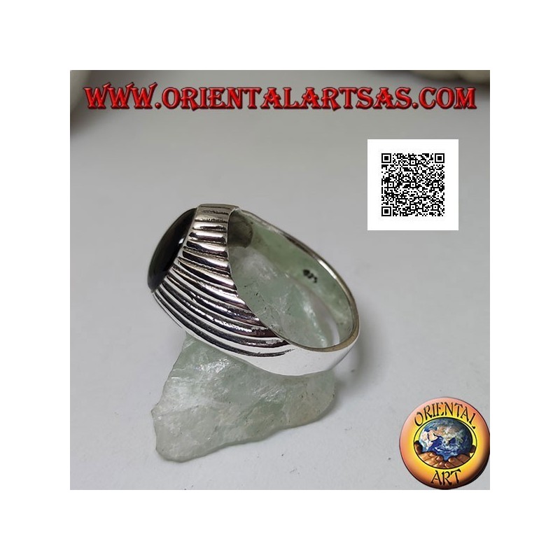 Bague en argent avec cabochon ovale onyx et lignes gravées en spirale hypnotique concentrique