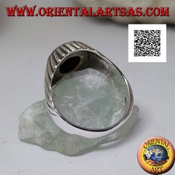 Silberring mit ovalem Cabochon-Onyx und konzentrischen hypnotischen Spiralgravurlinien