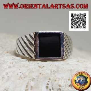 Anillo de plata con ónix rectangular con ónix al ras del borde y líneas oblicuas grabadas en los lados