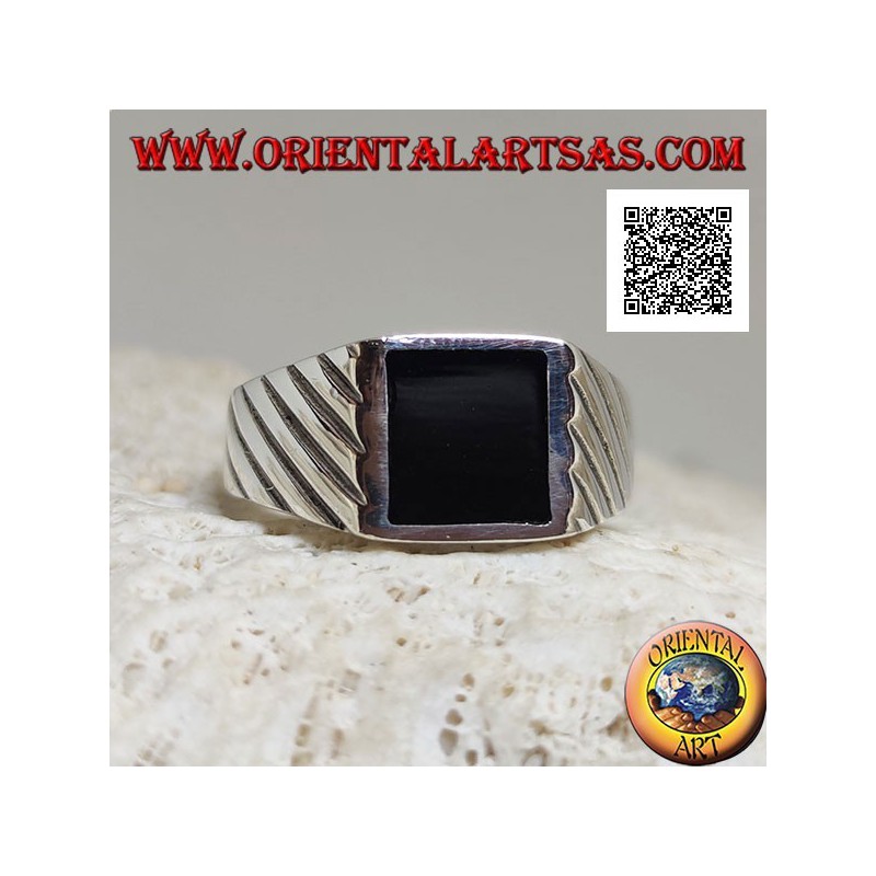 Anello in argento con onice rettangolare con onice a filo bordo e linee oblique incise sui lati