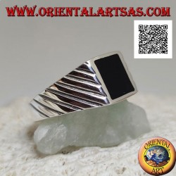 Silver ring with rectangular onyx with onyx flush with the edge and oblique lines engraved on the sides