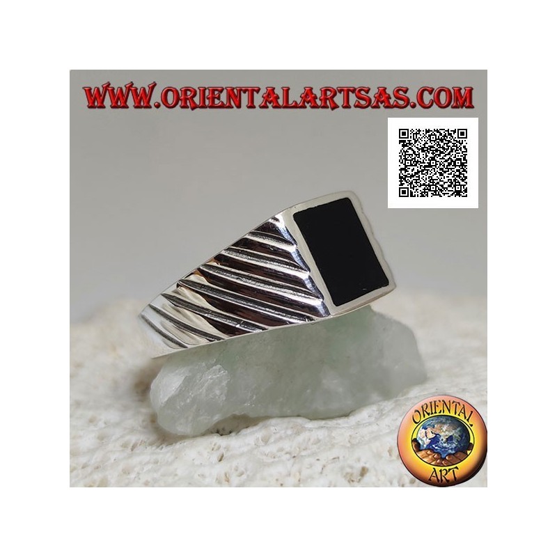 Anillo de plata con ónix rectangular con ónix al ras del borde y líneas oblicuas grabadas en los lados