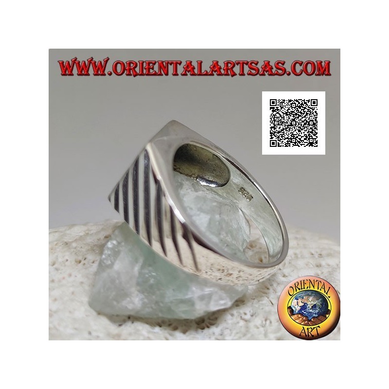 Silberring mit rechteckigem Onyx mit kantenbündigem Onyx und seitlich eingravierten schrägen Linien