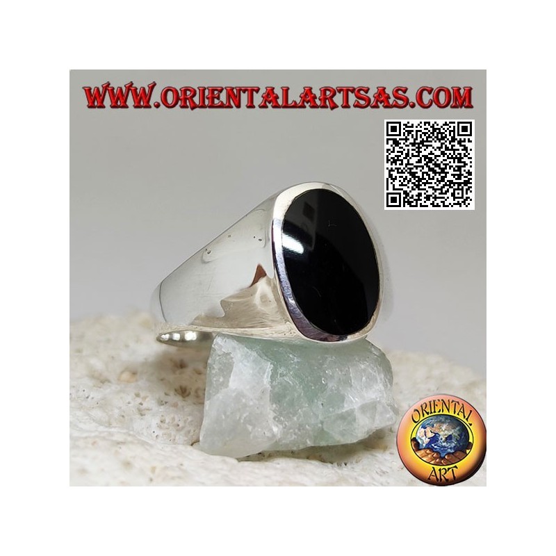 Anillo de plata con ónix oval plana al ras del borde.