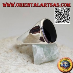 Anillo de plata con ónix oval plana al ras del borde.