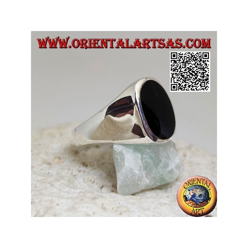 Anillo de plata con ónix oval plana al ras del borde.