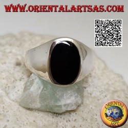 Anillo de plata con ónix oval plana al ras del borde.