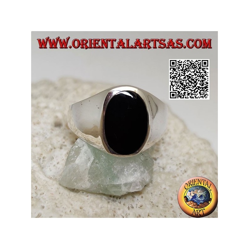 Anillo de plata con ónix oval plana al ras del borde.