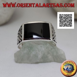 Silberring mit horizontalem rechteckigem Onyx und keltischen Reliefgeweben an den Seiten