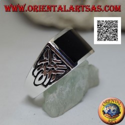 Silberring mit horizontalem rechteckigem Onyx und keltischen Reliefgeweben an den Seiten