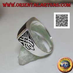Silberring mit horizontalem rechteckigem Onyx und keltischen Reliefgeweben an den Seiten