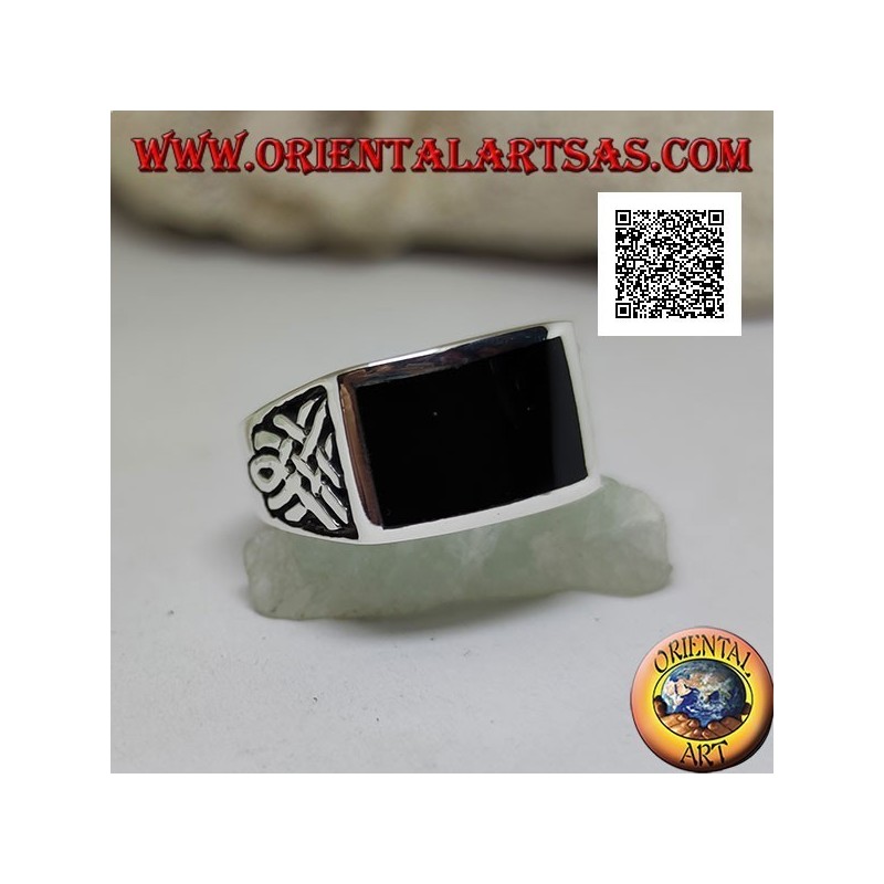 Silberring mit horizontalem rechteckigem Onyx und keltischen Reliefgeweben an den Seiten