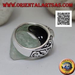 Bague en argent avec cornaline ovale au ras du bord avec des décorations gothiques en bas-relief sur les côtés