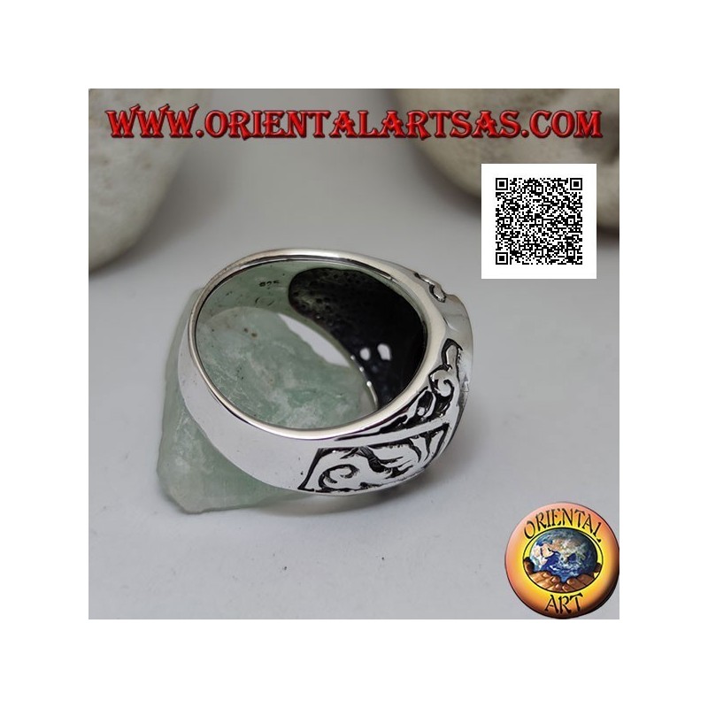 Anillo de plata con cornalina ovalada a ras de borde con decoraciones góticas en bajorrelieve en los laterales