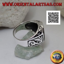 Bague en argent avec cornaline ovale au ras du bord avec des décorations gothiques en bas-relief sur les côtés