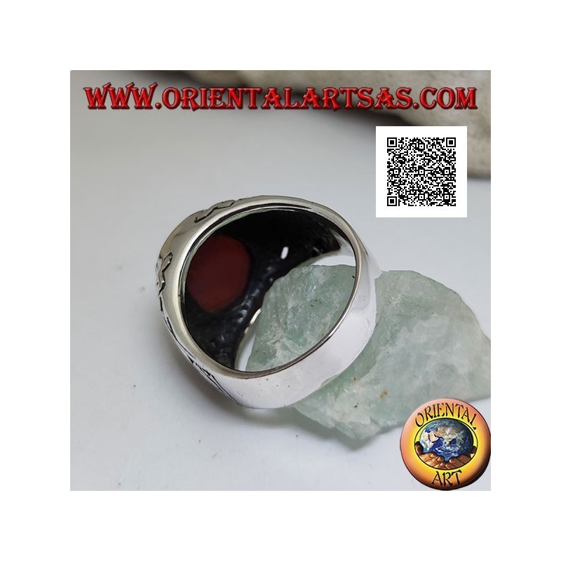 Bague en argent avec cornaline ovale au ras du bord avec des décorations gothiques en bas-relief sur les côtés