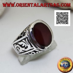 Anillo de plata con cornalina ovalada a ras de borde con decoraciones góticas en bajorrelieve en los laterales