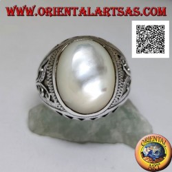 Silver ring with oval cabochon mother of pearl and floral and triangular decoration on the sides