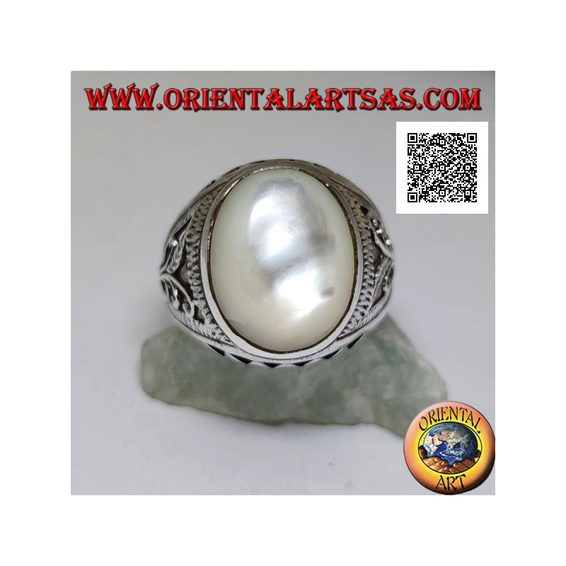 Anello in argento con madreperla ovale cabochon e decorazione floreale e a triangolini sui lati