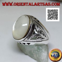 Bague en argent avec cabochon ovale en nacre et décor floral et triangulaire sur les côtés