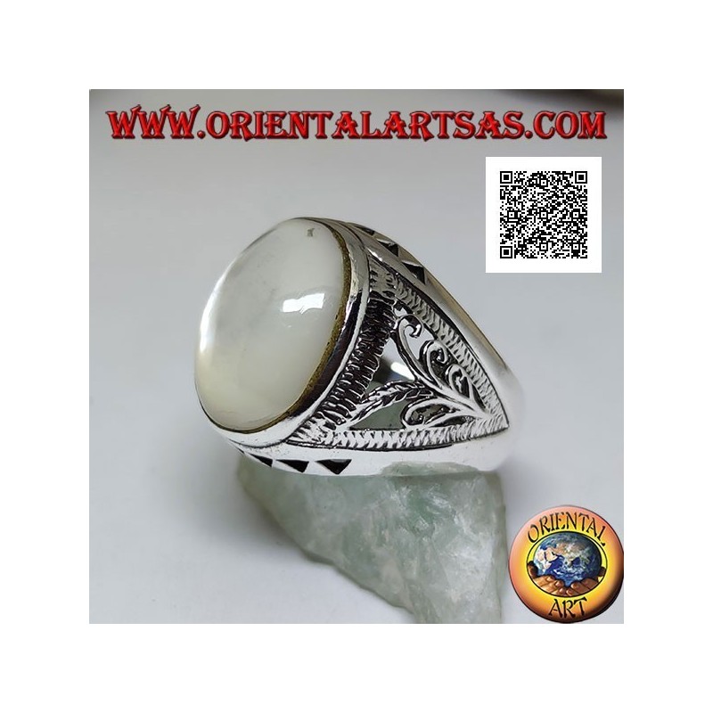 Anillo de plata con cabujón ovalado nácar y decoración floral y triangular en los laterales