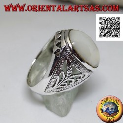 Anillo de plata con cabujón ovalado nácar y decoración floral y triangular en los laterales