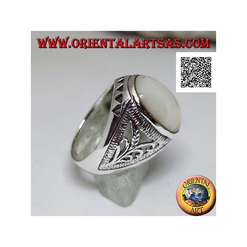 Anillo de plata con cabujón ovalado nácar y decoración floral y triangular en los laterales