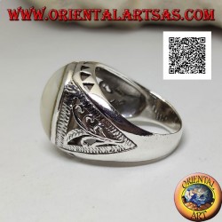 Anillo de plata con cabujón ovalado nácar y decoración floral y triangular en los laterales