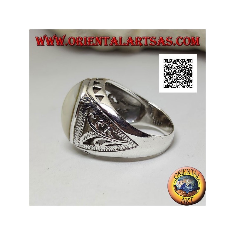 Bague en argent avec cabochon ovale en nacre et décor floral et triangulaire sur les côtés