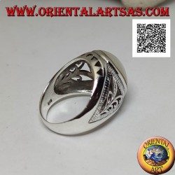 Bague en argent avec cabochon ovale en nacre et décor floral et triangulaire sur les côtés