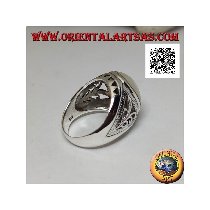 Silver ring with oval cabochon mother of pearl and floral and triangular decoration on the sides