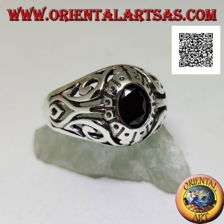 Silberring mit facettiertem ovalem Onyx und durchbrochener Blumendekoration an den Seiten